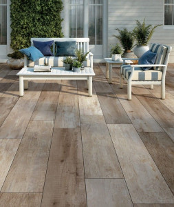 Photo de galerie - Pose de carrelage sur une terrasse.