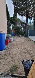 Photo de galerie - Terrain après terrassement et délimitation.