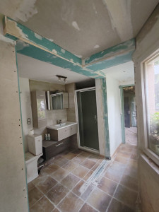 Photo de galerie - Démolition d'un mur pour agrandissement d'une salle de bain et reprises entre 2 plafonds en plaques de plâtre