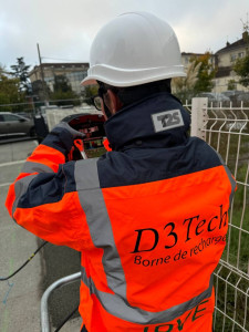 Photo de galerie - Technicien travaillant sur une borne de recharge 