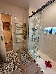 Photo de galerie - Remplacement d'une baignoire par un receveur Extra plat modification de la plomberie avec niche et led 
