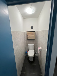 Photo de galerie - Rénovation d'un wc (pose faïence, rattrapage des murs et plafond puis peinture, pose d'un meuble haut) 