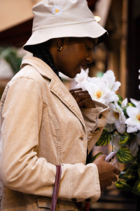 Photo de galerie - Cette photo illustre la réalisation d’un bouquet floral fait à la main, avec une attention particulière portée à l’harmonie des couleurs et à la fraîcheur des fleurs.
