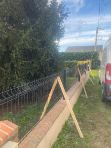Photo de galerie - Pose de clôture rigide sur muret