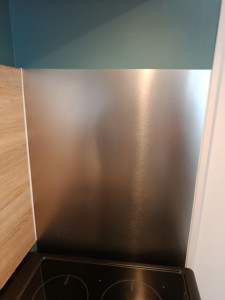 Photo de galerie - Pose d'une tôle de crédence alu . 
