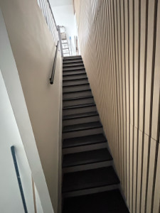 Photo de galerie - Pose panneaux tasseaux de bois/ moquette escalier 