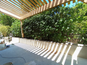 Photo de galerie - Réalisation d'un pergola en bois sur mesure 