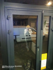 Photo de galerie - Intervention sur une porte de magasin 
en aluminium ( remplacement paumelles, serrure et poignée)

