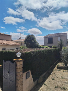 Photo de galerie - Rabattage de haie de cyprès 