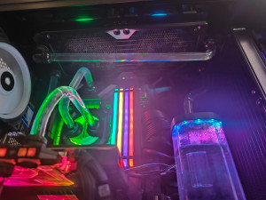Photo de galerie - Cette photo illustre la conception d'un watercooling custom en tubes rigides, réalisé sur mesure selon les exigences du client. Le circuit de refroidissement liquide intègre le CPU, le GPU, ainsi que le monoblock (étages d'alimentation), le tout relié à d