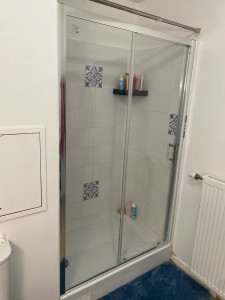 Photo de galerie - Installation porte de duche coulissante 