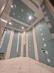 Photo de galerie - Pose ba13 hydrofuge sur ossature métallique dans une salle de bain 
