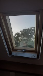 Photo de galerie - Pose d'une fenêtre de toit dans une salle de bain 
