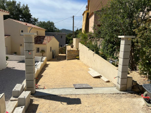 Photo de galerie - Mur de soutènement, mur clôture , pilier portail et seuil béton 
