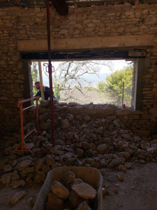Photo de galerie - Ouverture fenetre et pose de poutre en bois en linteau. 