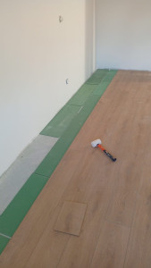 Photo de galerie - Poseur de revêtements de sol, je réalise la pose de parquet, stratifié, PVC et sols souples. Travail soigné, précis et propre. Déplacement rapide pour vos projets de rénovation.