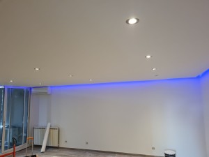 Photo de galerie - Plafond avec éclairage led sans bord en périphérie 