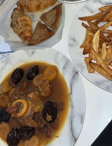 Photo de galerie - Préparation Repas : Jaret de veau au pruneau et abricot, frites maison accompagné de croissants jambon (maison) samoussa au thon. 