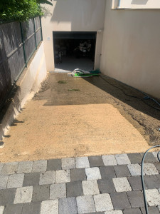 Photo de galerie - Pulvérisations d’un produit fongicide, avec nettoyage haute pression de dallage avant après?️