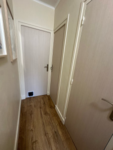 Photo de galerie - Covering sur porte, poignée, peinture huisserie