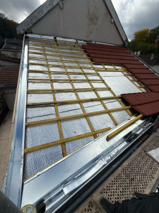Photo de galerie - Travaux de zinguerie et remplacement d’une toiture avec écran de sous toiture isolant.