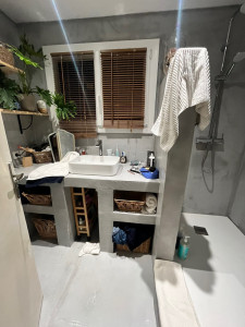 Photo de galerie - Rénovation salle de bain en béton ciré et création meuble vasque 
