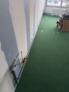 Photo de galerie - Mise en place d'une alimentation d'un évier et une machine à café dans une entrprise.