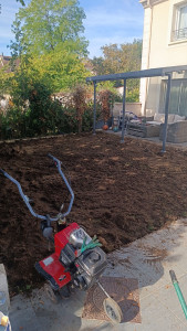 Photo de galerie - Aménagement d'un jardin : préparation de terrain en vue de pose d'un gazon naturel en rouleau