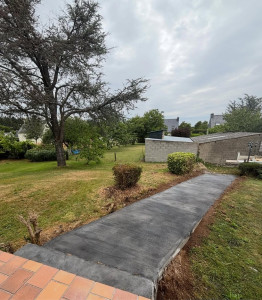 Photo de galerie - Réalisation d’une aller en béton surfacer au quartz et balayer 