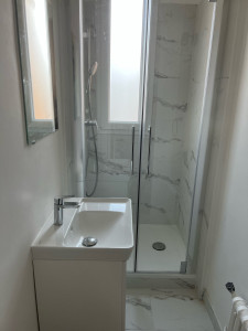 Photo de galerie - Remplacement de baignoire par douche, meuble évier et évier , électricité, peinture, carrelage.