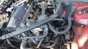 Photo de galerie - Après démontage du collecteur d'admission, enlever les tuyaux et la membranes du reniflard 