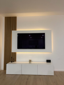 Photo de galerie - Réalisation d’un mur tv décoratif avec tasseaux et led 