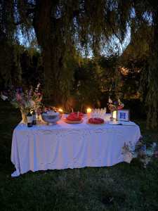 Photo de galerie -  Terminez votre repas de mariage sur une note d’exception avec un buffet de desserts gourmand, sublimé par une coupe de champagne pour célébrer chaque instant.