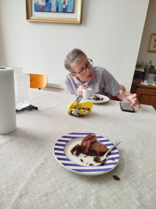 Photo de galerie - Aide au repas a un senior et accompagnement quotidien 