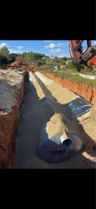 Photo de galerie - Réalisation d’un bassin de rétention des eaux pluviales par caissons alvéolaires (ouvrage enterré). Pose soignée, respect des niveaux et des pentes.