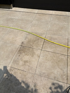 Photo de galerie - Nettoyage de terrasse en carrelage 