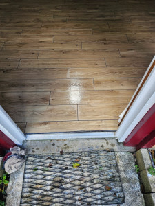 Photo de galerie - Pose carrelage effet parquet