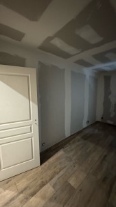 Photo de galerie - Pose de plaques de plâtre collée .