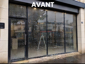 Photo de galerie - Avant nettoyage des vitrines
Vitres encrassées avec traces et saletés visibles.