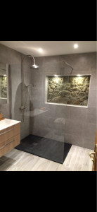 Photo de galerie - Création d’un salle de bain en gardant le mur en pierre 