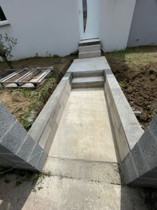 Photo de galerie - Création d’une entrée en béton avec escalier  