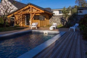 Photo de galerie - Chalet bardage bois extérieur et terrasse de piscine en bois