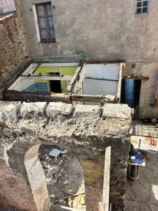 Photo de galerie - Démolition et évacuation de la toiture existante pour rénovation et la surélévation du nouveau toit