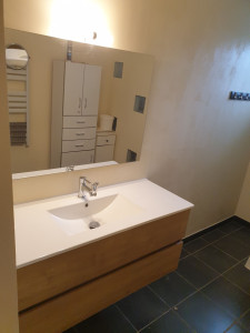 Photo de galerie - Pose de meuble de salle de bain plus miroir 