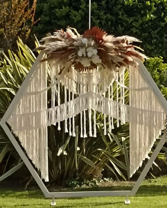 Photo de galerie - Réalisation d'une arche en macramé 
