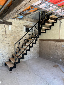 Photo de galerie - Fabrication d’un escalier sur mesure double limon acier et garde corps personnalisé.