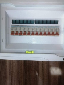 Photo de galerie - Installation du coffret de distribution électrique