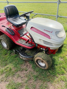 Photo de galerie - Je possede un gros tracteur tondeuse équipé d'un bac de ramassage ou bien d'un kit mulching
