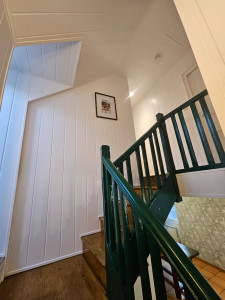 Photo de galerie - Cage d'escalier repeinte en blanc avec escalier en glycéro