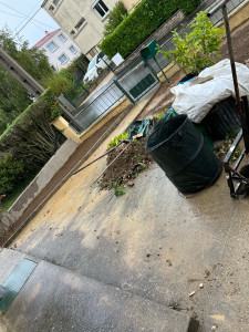 Photo de galerie - Élimination des mauvaises herbes avec passage ensuite du motoculteur et passage du karcher (pas sur la photo) pour enlever la saleté dans les allées 